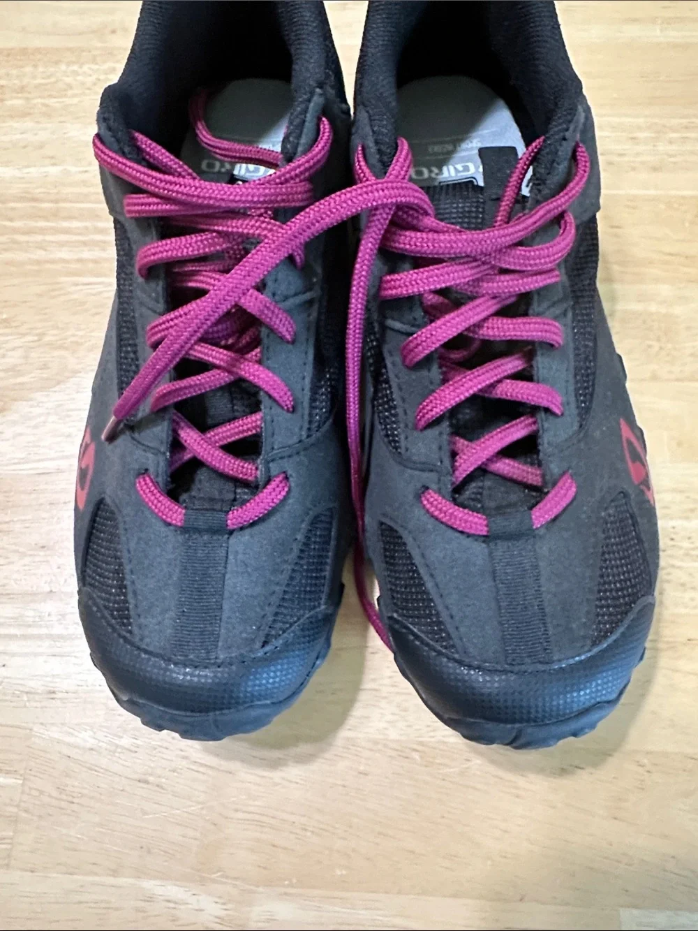 Giro Junction Women's Black Sneakers with Magenta Laces, size 8.5